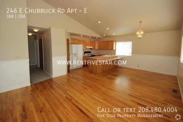 Building Photo - Large Apartment with Gorgeous Vaulted Ceil... Unit E