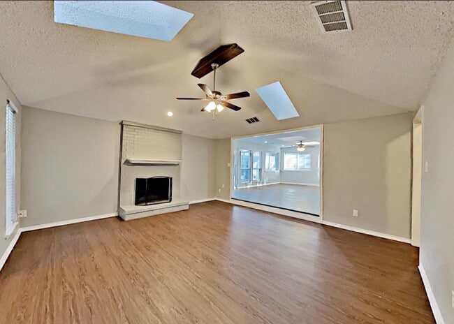 Photo - 2207 Cedarcrest Dr