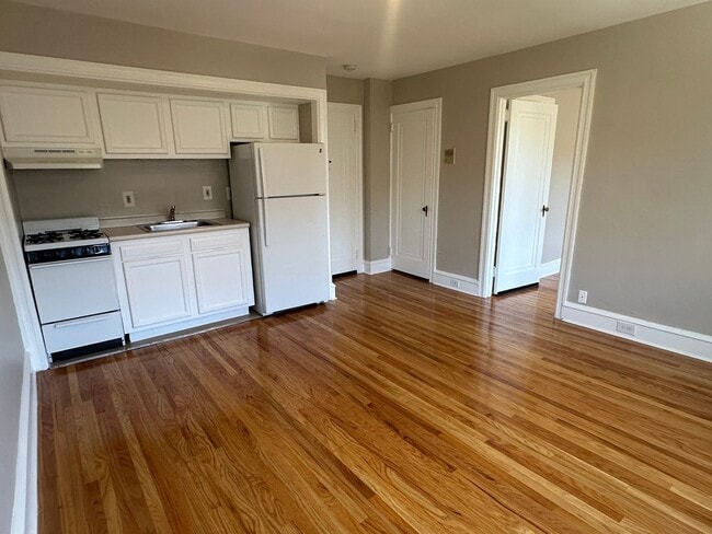 Building Photo - Marlyn Apts 202: 1 Bed 1 Bath Unit 202