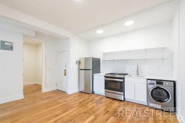 Building Photo - Spacious 2 BED + office in Bushwick Rental