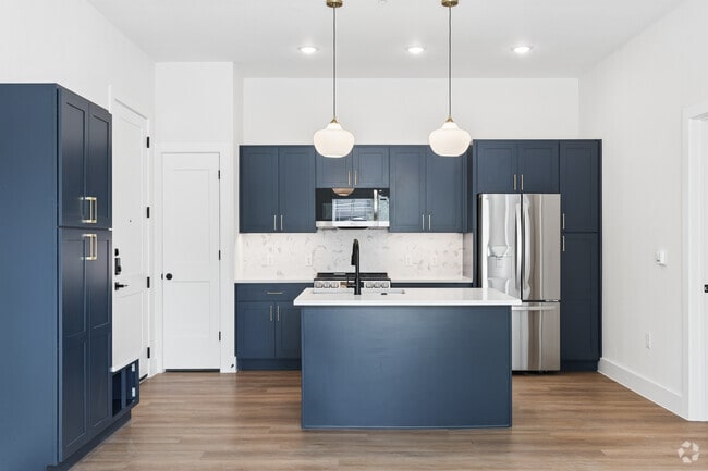 1BR, 1BA - 718SF - Dining - View Rail District