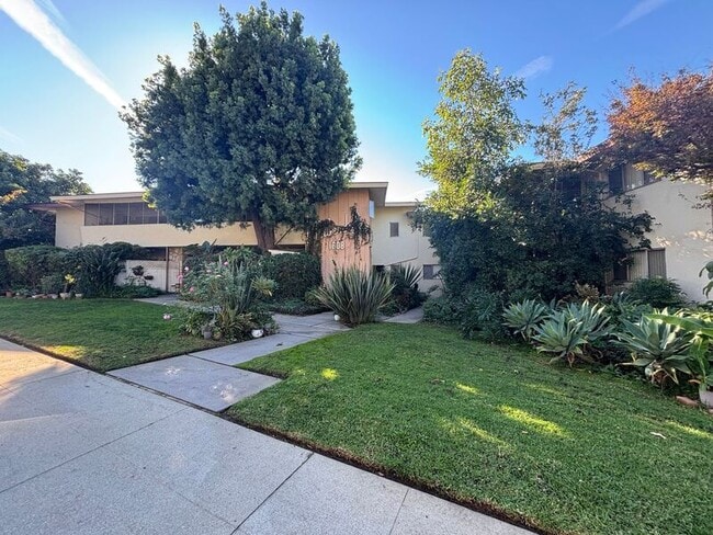 Building Photo - 1608 Amberwood Dr Unit #5