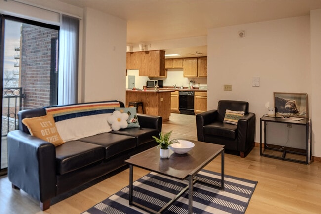 Universitario de 3 habitaciones y 2 baños - Collegiate Campus Student Apartments