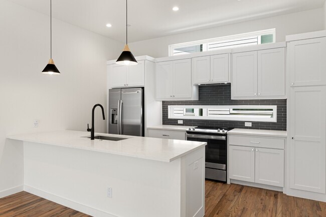 3 bedroom Lakewood Townhome Walking Distance to Whole Foods and all of your favorites!