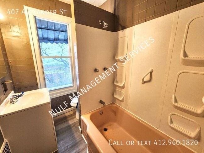 Photo - 407 Alexander St