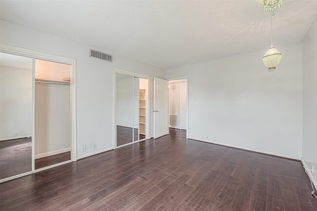 Building Photo - 2601 Bellefontaine Unit B309