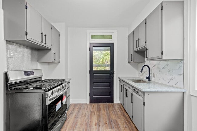 Building Photo - Beautiful 3 bedroom home in Beechview available March 15!