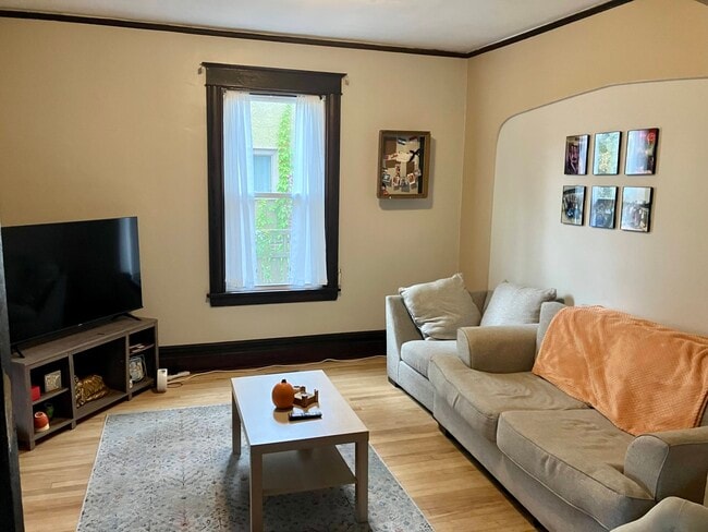 Photo - 324 Snelling Ave S