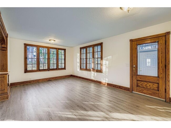 Photo - 988 Reaney Ave E