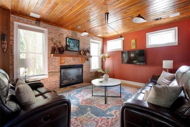 Photo - 2330 1st Ave NE