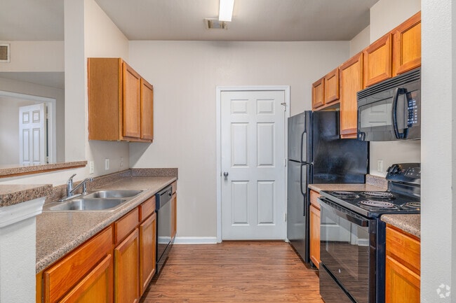 2BR, 2BA - 1,000SF - Kitchen