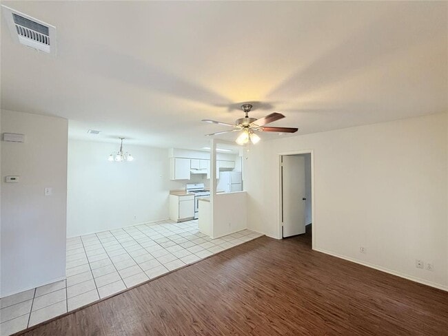 Photo - 405 Parkhill Cove