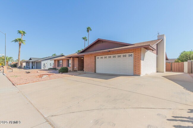 Photo - 215 E Helena Dr