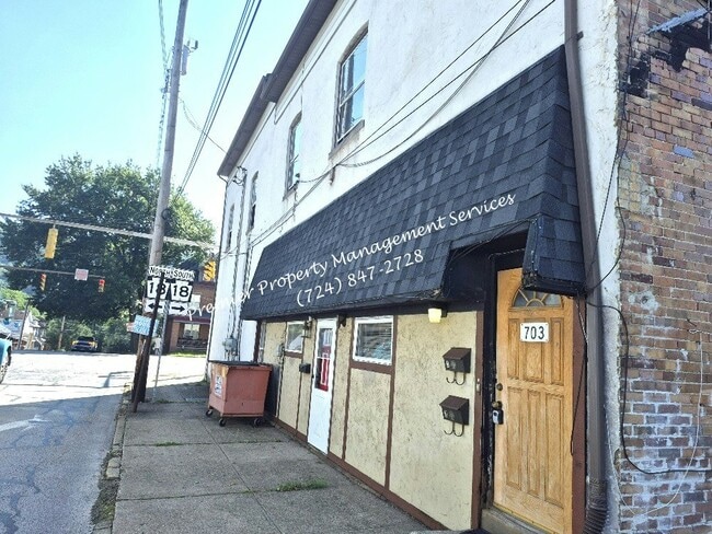 Building Photo - 703 24th St Unit 2
