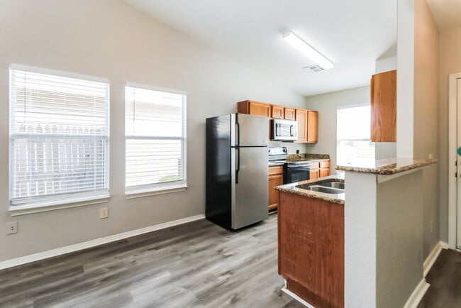 Photo - 1101 Edinburg Dr