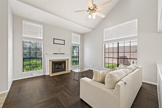 Photo - 1555 Hillside Elm St