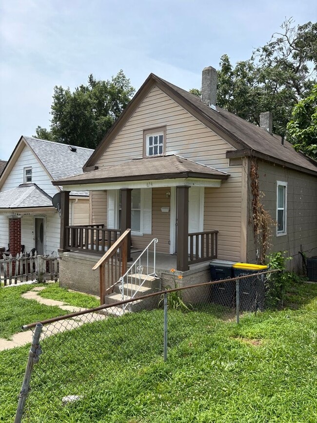 Building Photo - 2 Bedroom 2 Bath Available Now