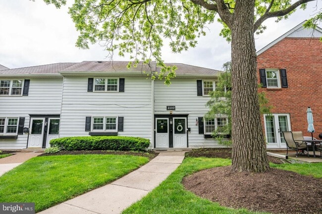 Building Photo - 207 Yardley Cmn Unit 207