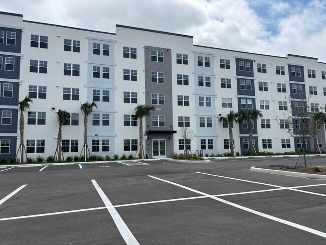 Building Photo - Modern 2 Bedroom + Den Condo Near The Mall at Millenia