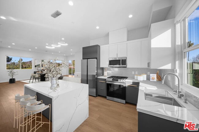 Building Photo - 13846 Moorpark St Unit 202