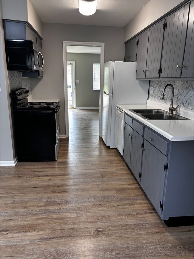 Photo - Beautiful 2 bed 1.5 bath Duplex with spacious backyard!