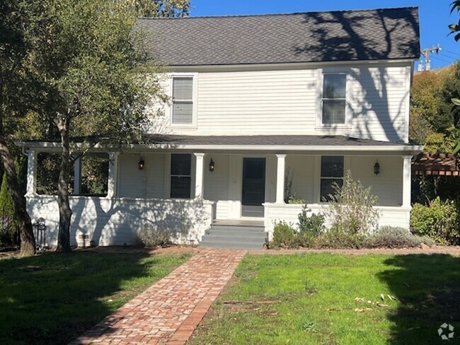 Building Photo - Charming Historic Farmhouse, 4BR 2 BA, Gat...