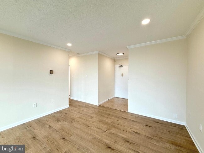 Building Photo - 4141 Henderson Rd Unit 1217