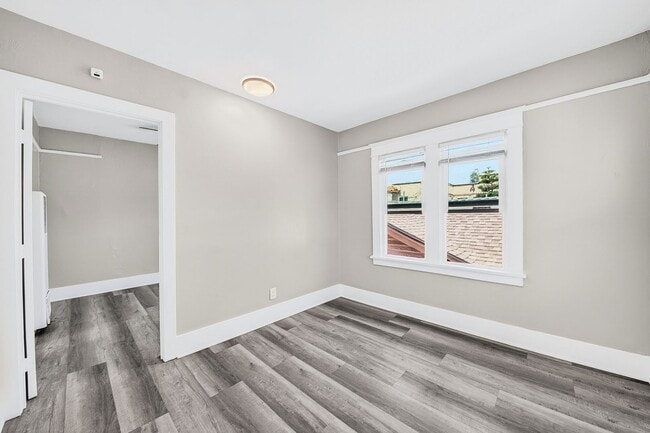 Building Photo - 1557 Pine Ave Unit 1559.5