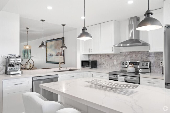 Building Photo - 555 Banyan Tree Ln Unit 206 Rental