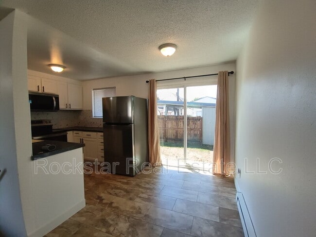 Photo - 702 E Bridgeport Ave