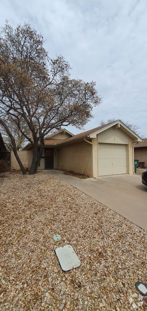 Building Photo - Spacious 2 bedroom 2 bath townhome COMING ...