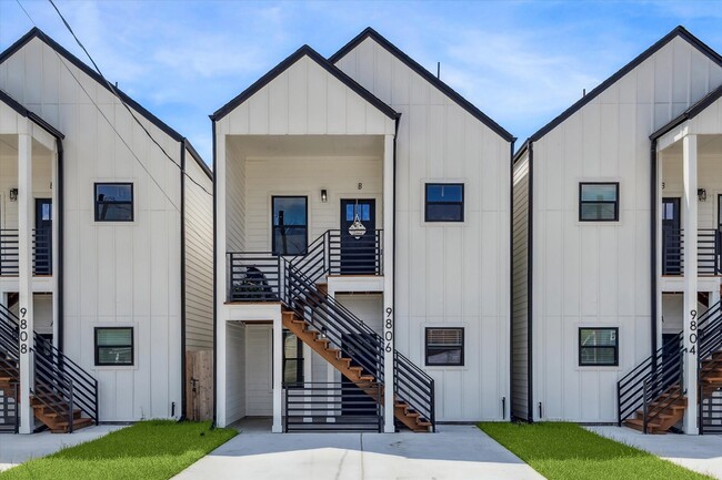 Building Photo - 9806 A/B Pelsey St Rental