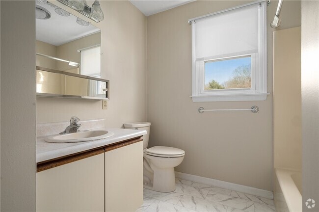 Building Photo - 185 Manville Hill Rd Unit apt 504