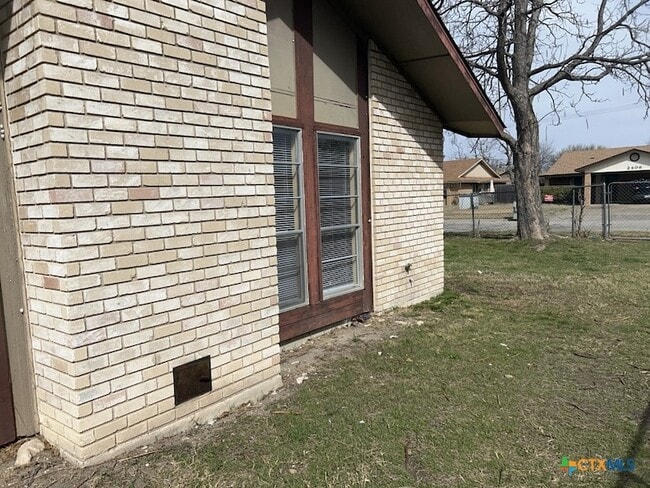 Building Photo - 2405 Shoemaker Dr Unit A