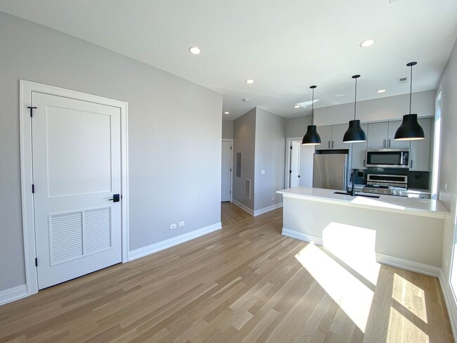 Photo - 1060 W Cornelia Ave Unit 3