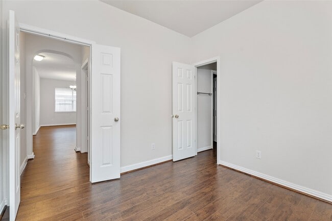 Photo - 407 Livingstone Ln