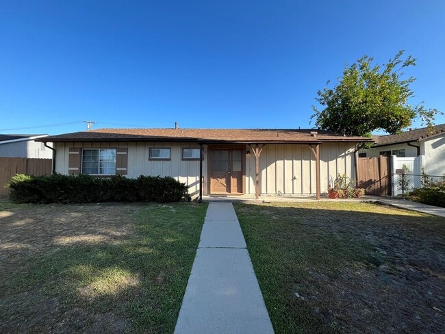 AVAILABLE NOW! Upgraded 3+1.5 w/backyard, ... - AVAILABLE NOW! Upgraded 3+1.5 w/backyard, ... House