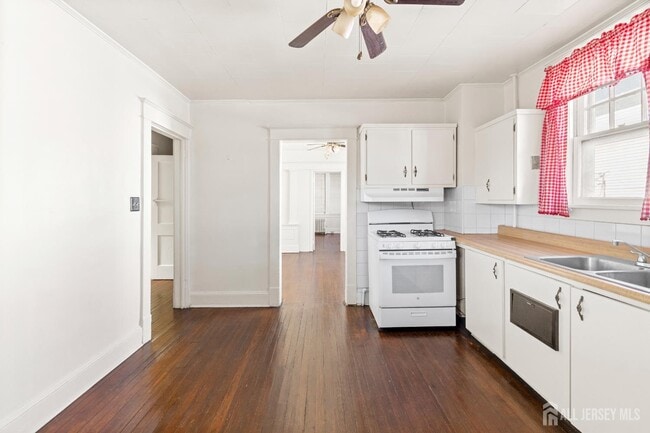 Photo - 196 Strawberry Hill Ave