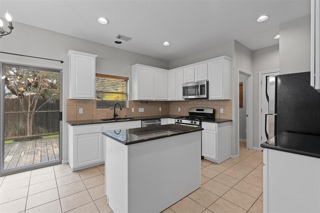 Building Photo - 2240 Independence Dr