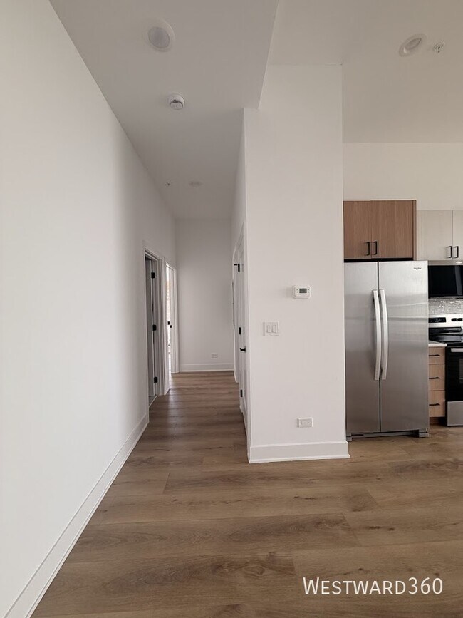 Building Photo - 1320 S Ashland Ave Unit 301