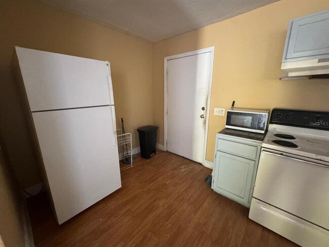 Photo - 140 E 12th St