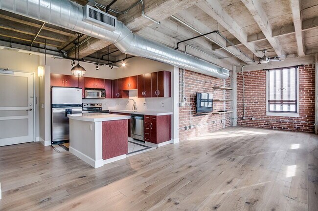 Building Photo - 114 W Adams St Unit 610