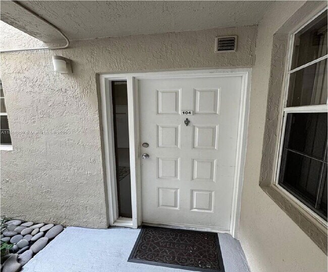 Building Photo - 2861 N Oakland Forest Dr Unit 104 Rental