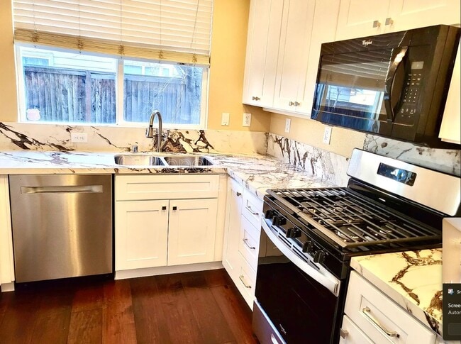 Photo - 453 Tulip Ct