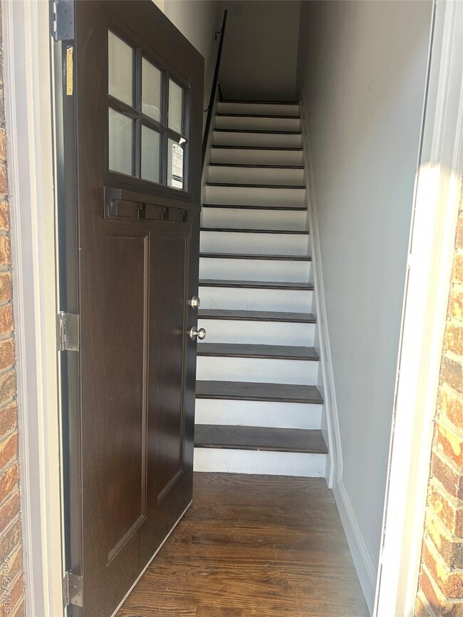 Building Photo - 147-24-147224 224th St Unit second floor