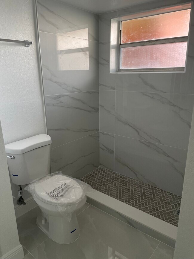Main Bathroom - 1780 NE 191st St Unit 13