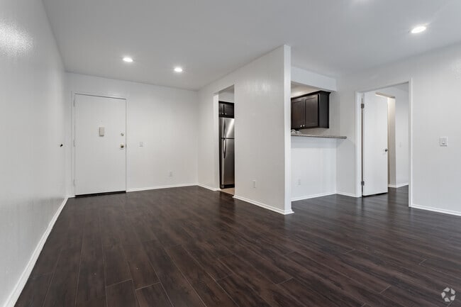 1BR, 1BA - 600 SF - #101