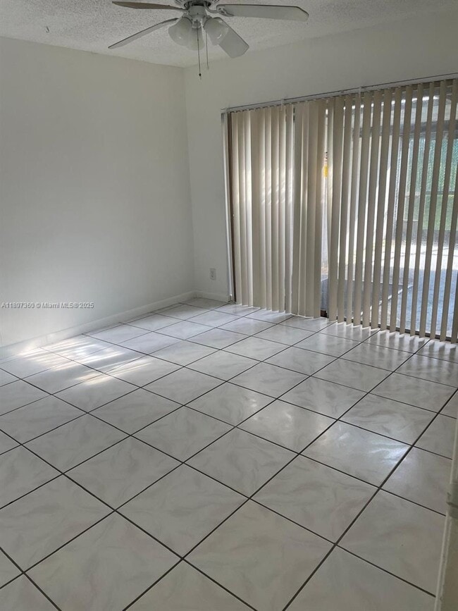 Photo - 810 SW 73rd Ave Unidad 810