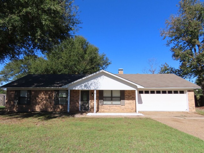 Whitehouse ISD! Lovely 3 Bedroom, 2 Bath Home - Whitehouse ISD! Lovely 3 Bedroom, 2 Bath Home