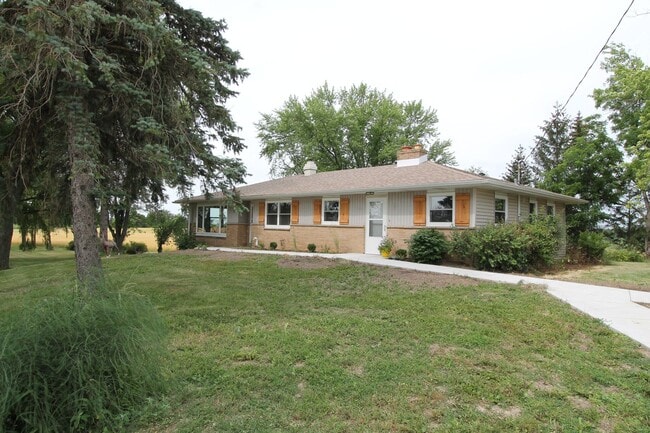 Building Photo - 4 bedroom farmhouse